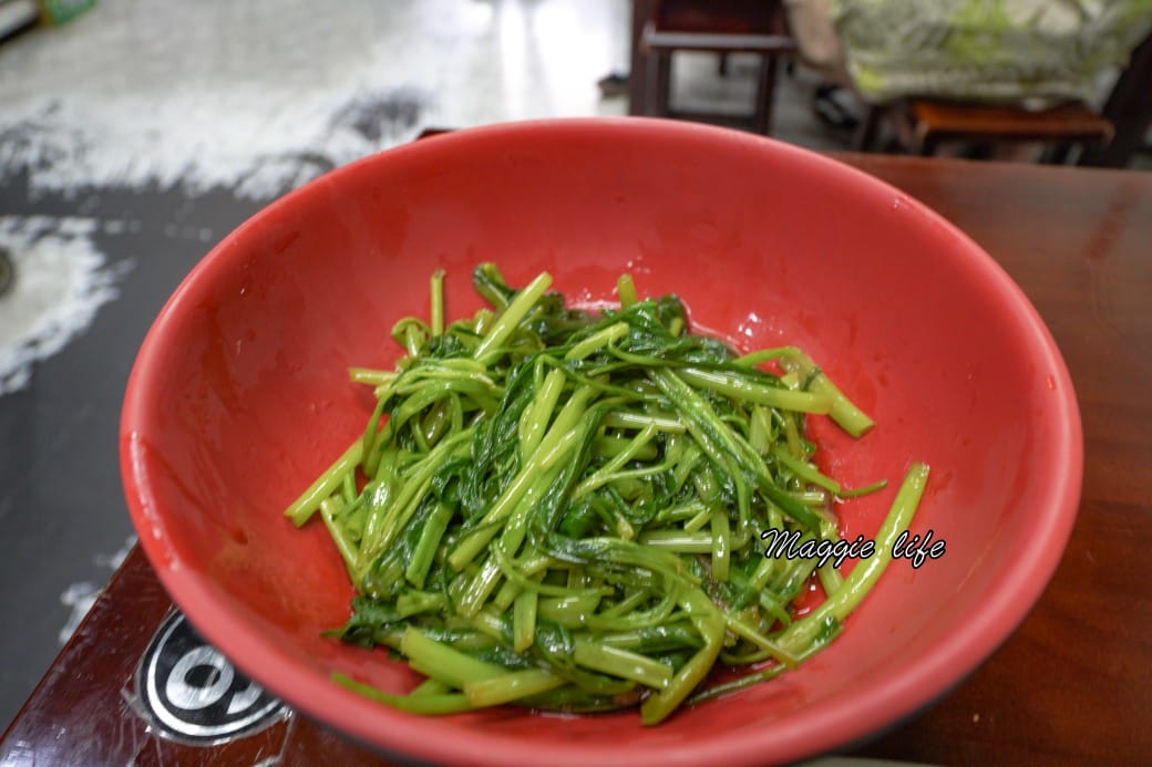 北大荒水餃店，傳說中的巨無霸水餃，被水餃耽誤的滷味店，一顆抵兩顆