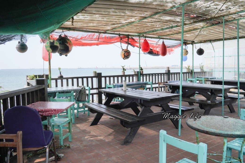 新北林口海景咖啡6115，6115 Caf’e，沒有低消，最低50元就可以享受海景第一排無敵美景，超級療癒