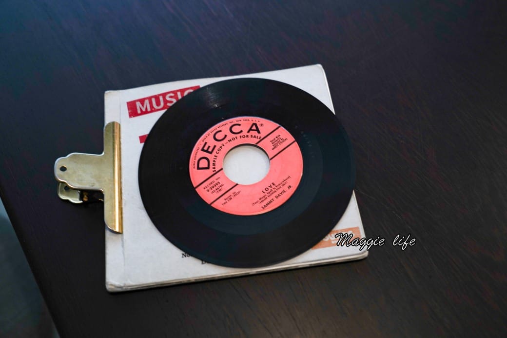 聲色SoundsGood｜台北永康街東門站黑膠唱片咖啡廳，甜點好吃，簡直變成黑膠博物館，還可以聽黑膠唱片