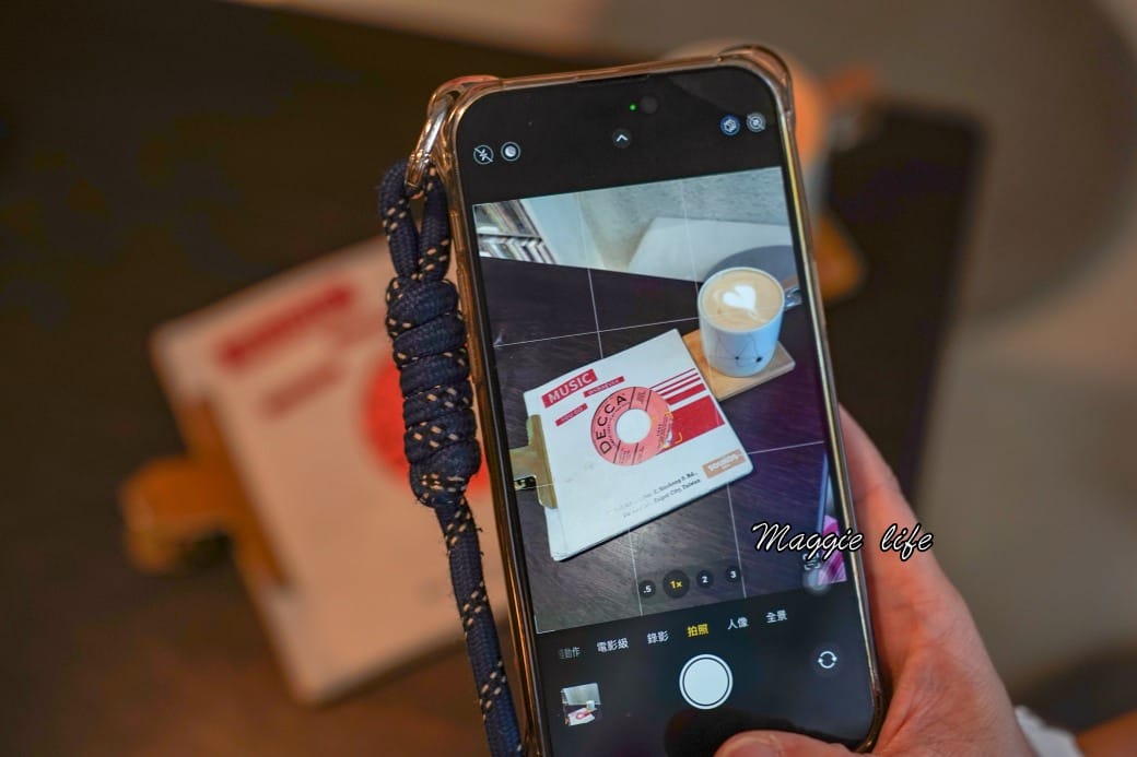 聲色SoundsGood｜台北永康街東門站黑膠唱片咖啡廳，甜點好吃，簡直變成黑膠博物館，還可以聽黑膠唱片