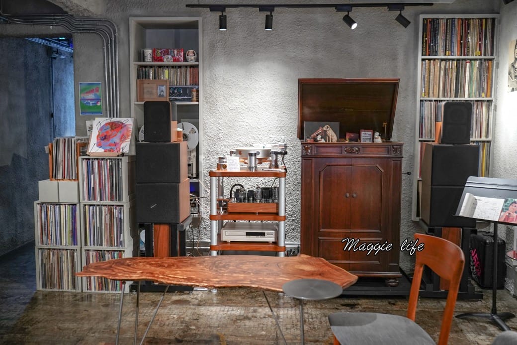 聲色SoundsGood｜台北永康街東門站黑膠唱片咖啡廳，甜點好吃，簡直變成黑膠博物館，還可以聽黑膠唱片