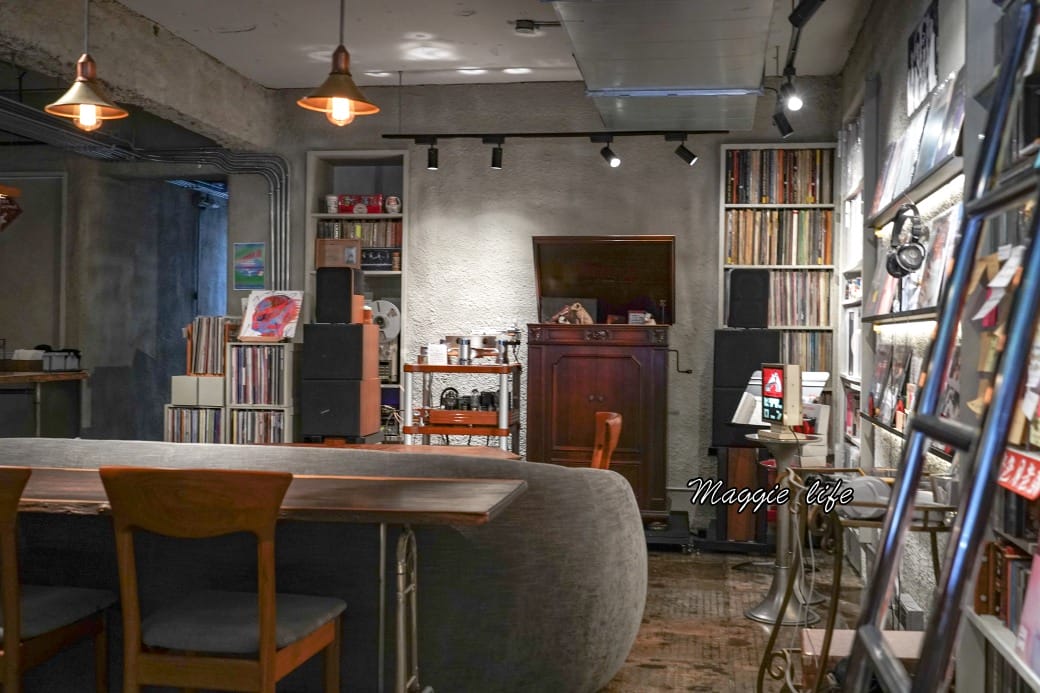 聲色SoundsGood｜台北永康街東門站黑膠唱片咖啡廳，甜點好吃，簡直變成黑膠博物館，還可以聽黑膠唱片