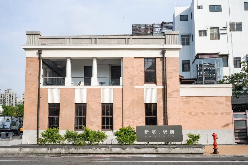 高雄西子灣咖啡廳｜新濱・駅前，百年古蹟舊三和銀行變咖啡廳不限時免服務費，還可以聽黑膠唱片音樂