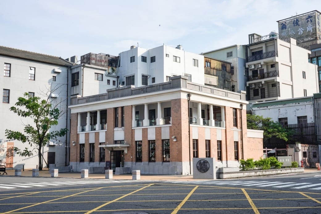 高雄西子灣咖啡廳｜新濱・駅前，百年古蹟舊三和銀行變咖啡廳不限時免服務費，還可以聽黑膠唱片音樂