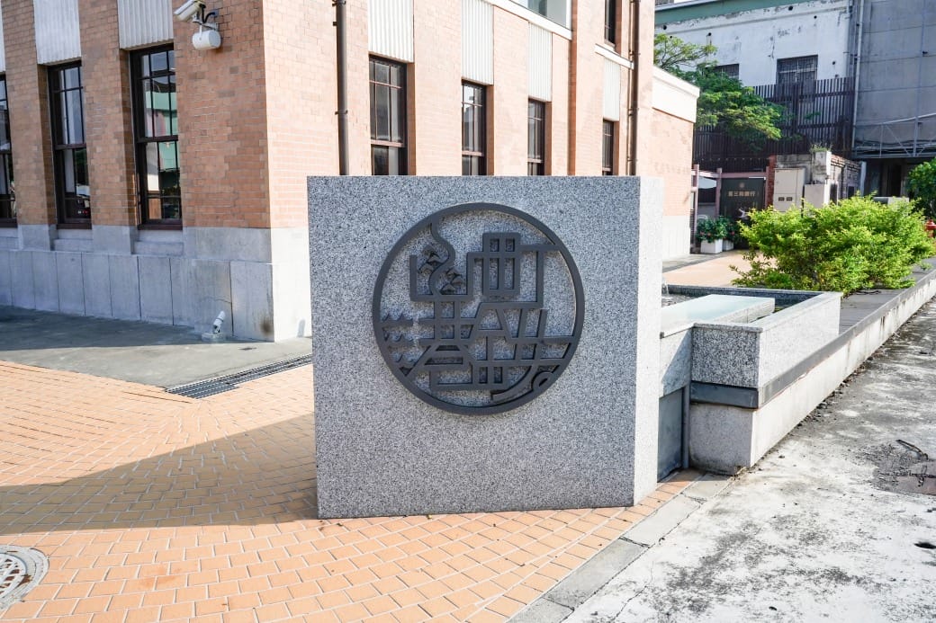 高雄西子灣咖啡廳｜新濱・駅前，百年古蹟舊三和銀行變咖啡廳不限時免服務費，還可以聽黑膠唱片音樂