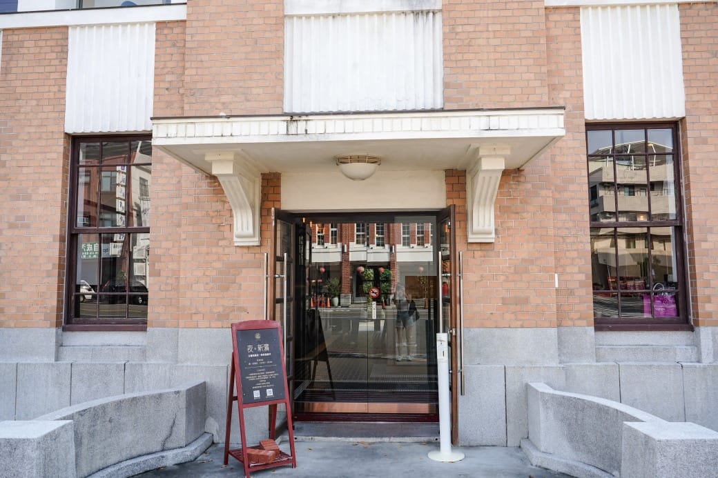 高雄西子灣咖啡廳｜新濱・駅前，百年古蹟舊三和銀行變咖啡廳不限時免服務費，還可以聽黑膠唱片音樂