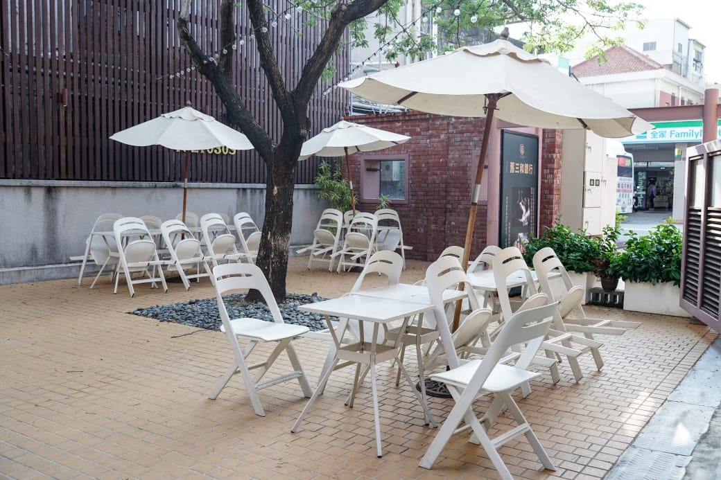 高雄西子灣咖啡廳｜新濱・駅前，百年古蹟舊三和銀行變咖啡廳不限時免服務費，還可以聽黑膠唱片音樂