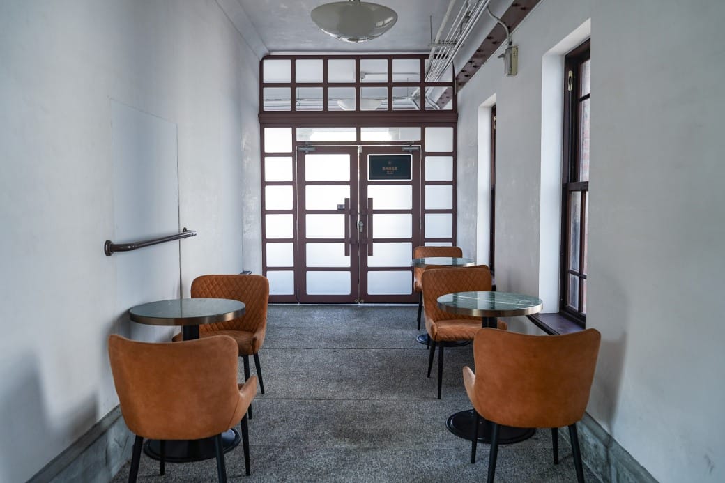 高雄西子灣咖啡廳｜新濱・駅前，百年古蹟舊三和銀行變咖啡廳不限時免服務費，還可以聽黑膠唱片音樂