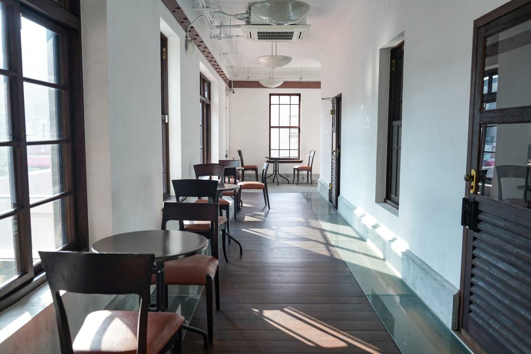 高雄西子灣咖啡廳｜新濱・駅前，百年古蹟舊三和銀行變咖啡廳不限時免服務費，還可以聽黑膠唱片音樂