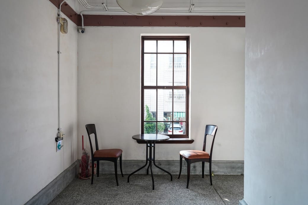 高雄西子灣咖啡廳｜新濱・駅前，百年古蹟舊三和銀行變咖啡廳不限時免服務費，還可以聽黑膠唱片音樂