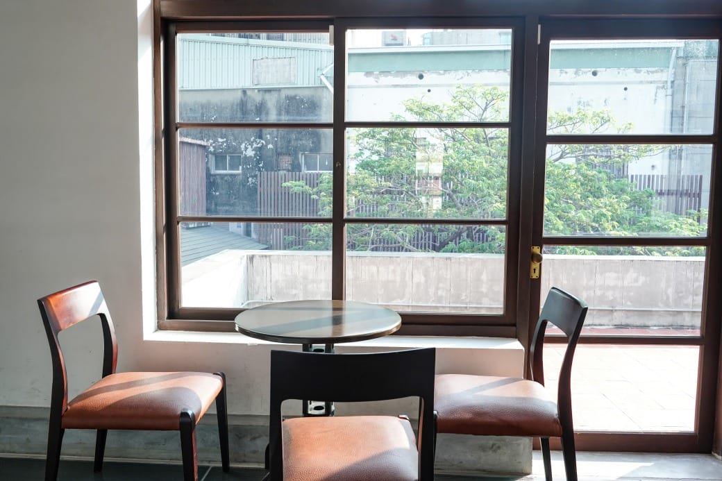 高雄西子灣咖啡廳｜新濱・駅前，百年古蹟舊三和銀行變咖啡廳不限時免服務費，還可以聽黑膠唱片音樂