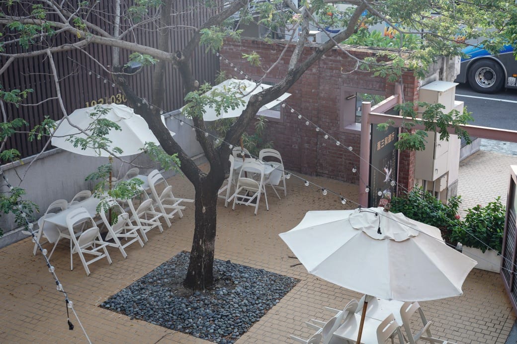 高雄西子灣咖啡廳｜新濱・駅前，百年古蹟舊三和銀行變咖啡廳不限時免服務費，還可以聽黑膠唱片音樂