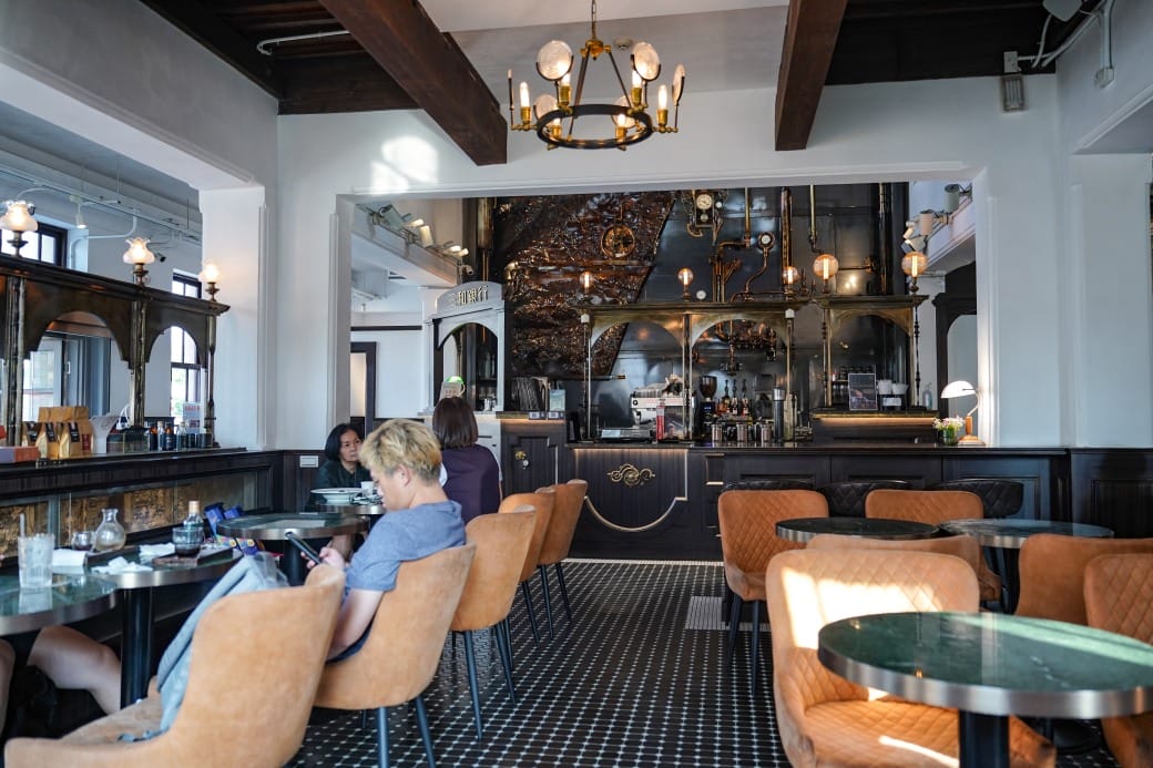 高雄西子灣咖啡廳｜新濱・駅前，百年古蹟舊三和銀行變咖啡廳不限時免服務費，還可以聽黑膠唱片音樂