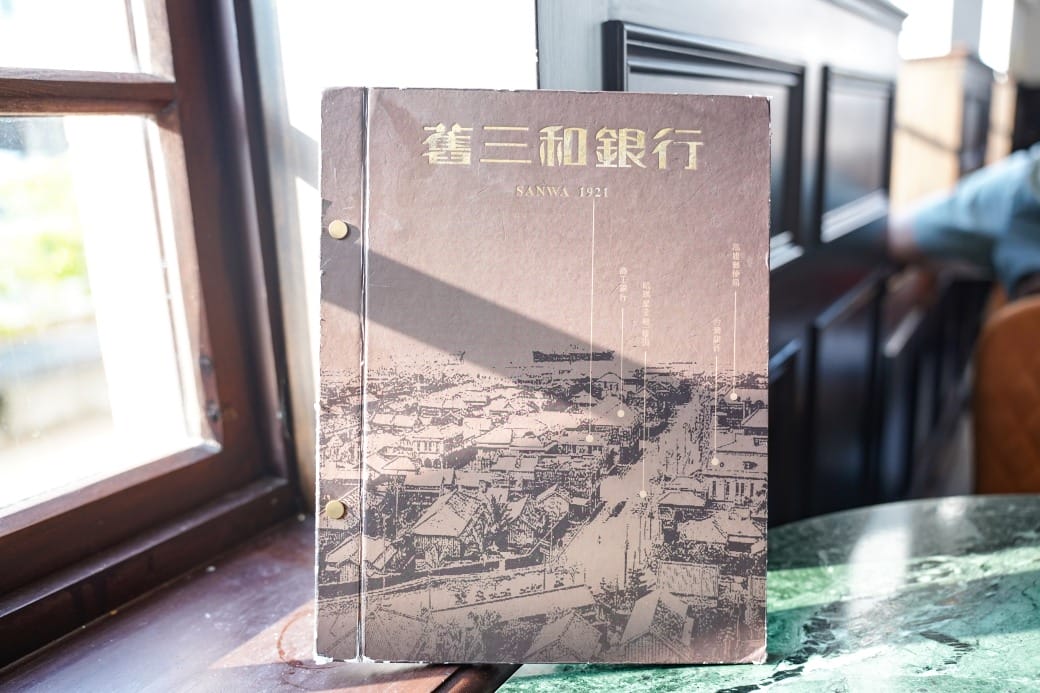 高雄西子灣咖啡廳｜新濱・駅前，百年古蹟舊三和銀行變咖啡廳不限時免服務費，還可以聽黑膠唱片音樂