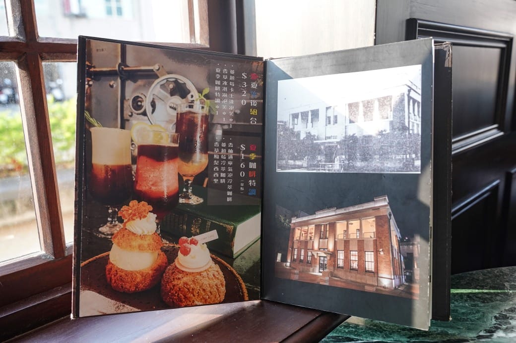 高雄西子灣咖啡廳｜新濱・駅前，百年古蹟舊三和銀行變咖啡廳不限時免服務費，還可以聽黑膠唱片音樂