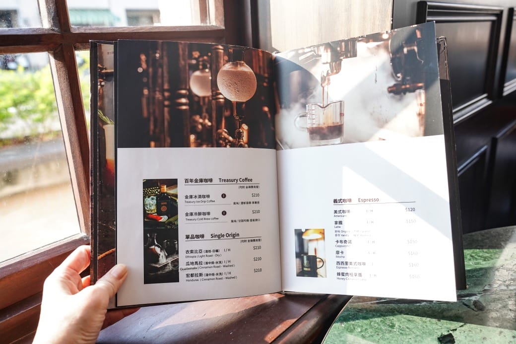 高雄西子灣咖啡廳｜新濱・駅前，百年古蹟舊三和銀行變咖啡廳不限時免服務費，還可以聽黑膠唱片音樂