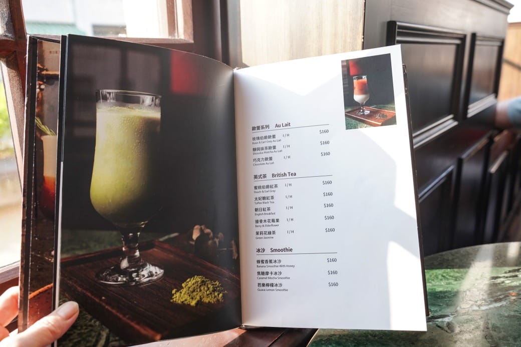 高雄西子灣咖啡廳｜新濱・駅前，百年古蹟舊三和銀行變咖啡廳不限時免服務費，還可以聽黑膠唱片音樂