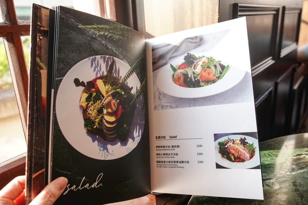 高雄西子灣咖啡廳｜新濱・駅前，百年古蹟舊三和銀行變咖啡廳不限時免服務費，還可以聽黑膠唱片音樂