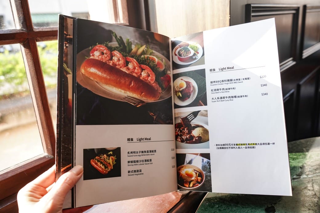 高雄西子灣咖啡廳｜新濱・駅前，百年古蹟舊三和銀行變咖啡廳不限時免服務費，還可以聽黑膠唱片音樂