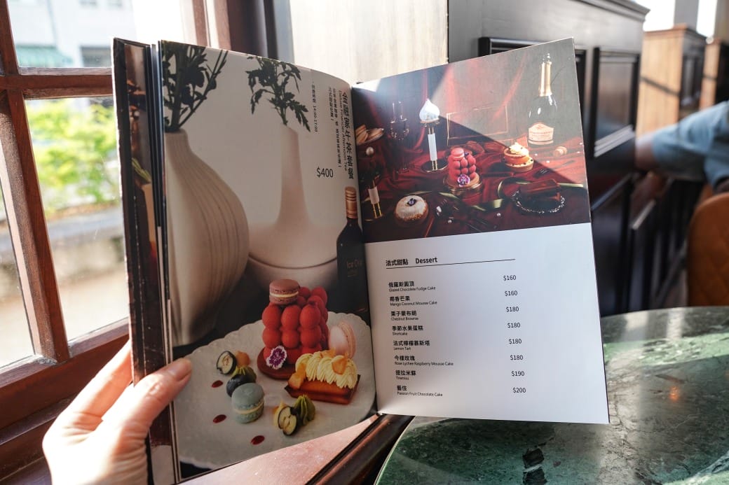 高雄西子灣咖啡廳｜新濱・駅前，百年古蹟舊三和銀行變咖啡廳不限時免服務費，還可以聽黑膠唱片音樂