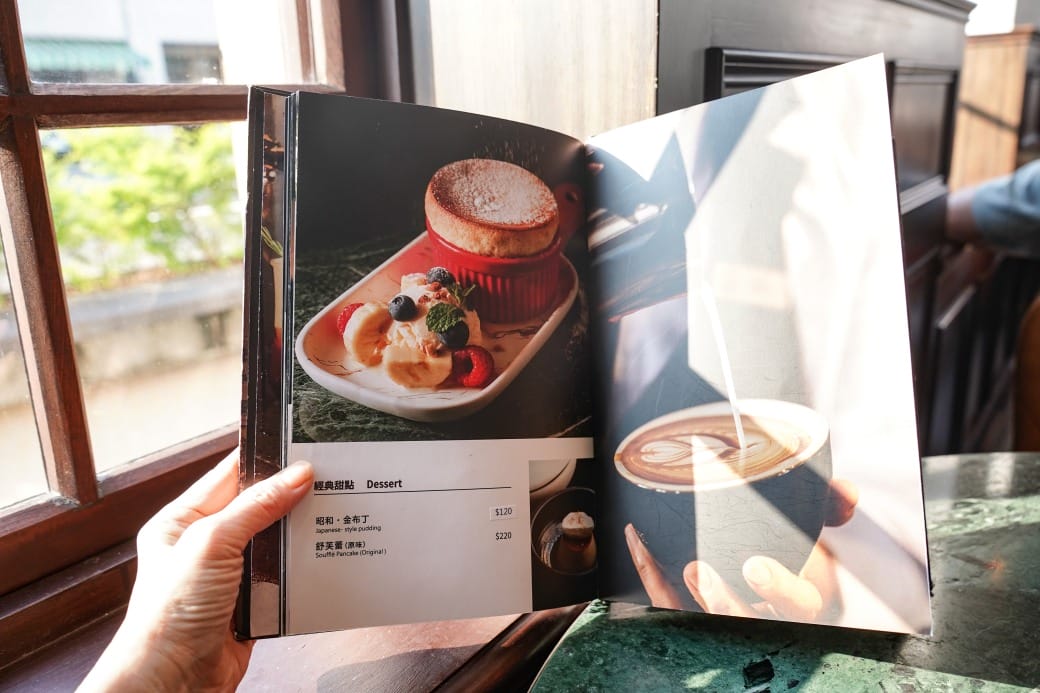 高雄西子灣咖啡廳｜新濱・駅前，百年古蹟舊三和銀行變咖啡廳不限時免服務費，還可以聽黑膠唱片音樂