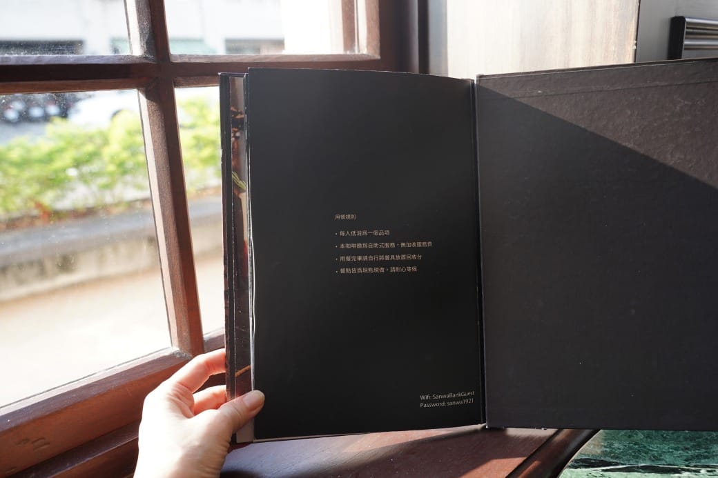 高雄西子灣咖啡廳｜新濱・駅前，百年古蹟舊三和銀行變咖啡廳不限時免服務費，還可以聽黑膠唱片音樂