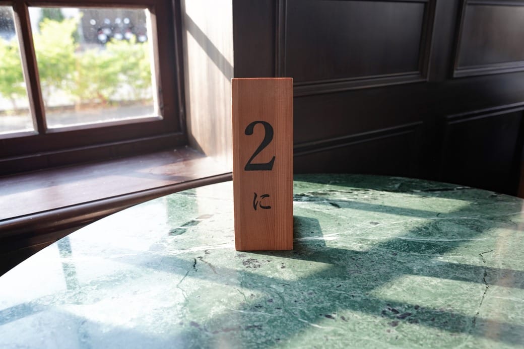 高雄西子灣咖啡廳｜新濱・駅前，百年古蹟舊三和銀行變咖啡廳不限時免服務費，還可以聽黑膠唱片音樂