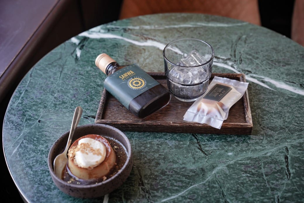 高雄西子灣咖啡廳｜新濱・駅前，百年古蹟舊三和銀行變咖啡廳不限時免服務費，還可以聽黑膠唱片音樂