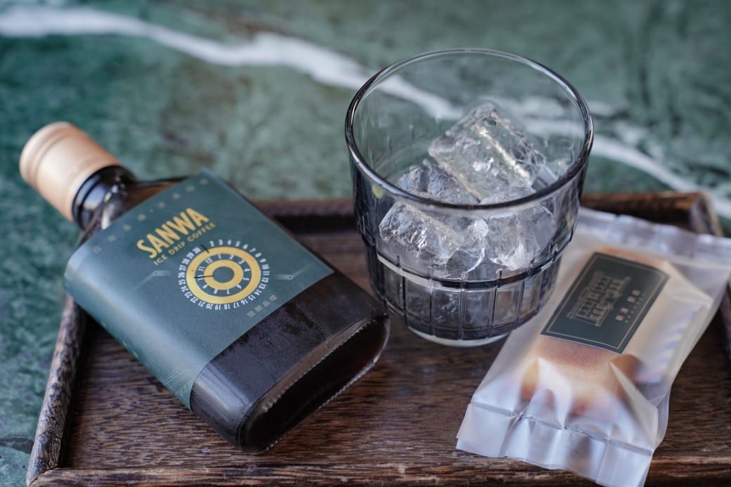 高雄西子灣咖啡廳｜新濱・駅前，百年古蹟舊三和銀行變咖啡廳不限時免服務費，還可以聽黑膠唱片音樂