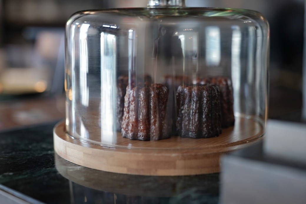 高雄西子灣咖啡廳｜新濱・駅前，百年古蹟舊三和銀行變咖啡廳不限時免服務費，還可以聽黑膠唱片音樂