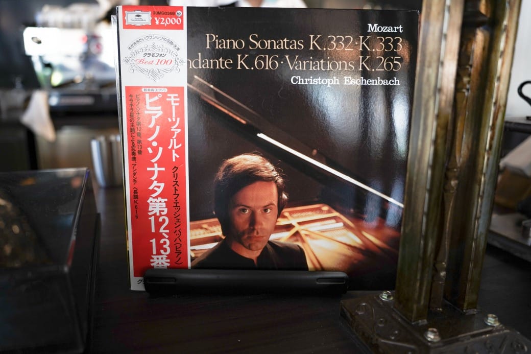 高雄西子灣咖啡廳｜新濱・駅前，百年古蹟舊三和銀行變咖啡廳不限時免服務費，還可以聽黑膠唱片音樂