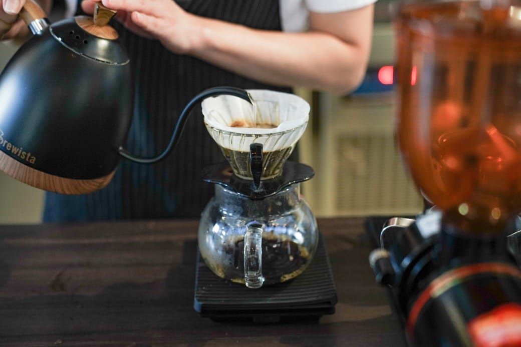 高雄西子灣咖啡廳｜新濱・駅前，百年古蹟舊三和銀行變咖啡廳不限時免服務費，還可以聽黑膠唱片音樂