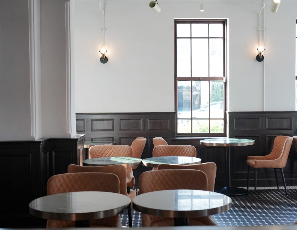 高雄西子灣咖啡廳｜新濱・駅前，百年古蹟舊三和銀行變咖啡廳不限時免服務費，還可以聽黑膠唱片音樂