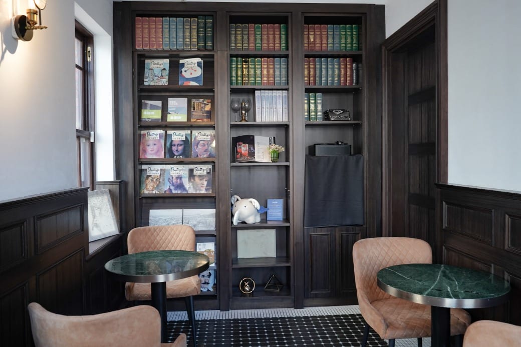 高雄西子灣咖啡廳｜新濱・駅前，百年古蹟舊三和銀行變咖啡廳不限時免服務費，還可以聽黑膠唱片音樂