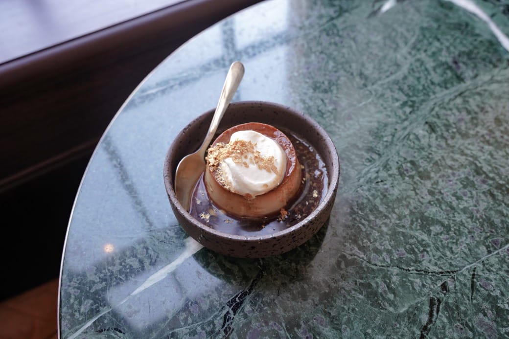 高雄西子灣咖啡廳｜新濱・駅前，百年古蹟舊三和銀行變咖啡廳不限時免服務費，還可以聽黑膠唱片音樂