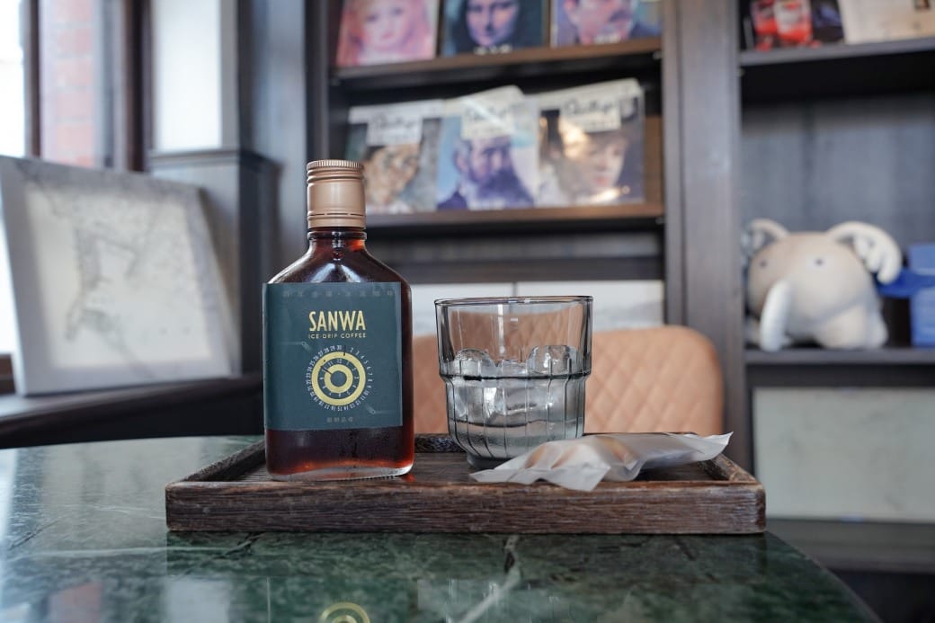 高雄西子灣咖啡廳｜新濱・駅前，百年古蹟舊三和銀行變咖啡廳不限時免服務費，還可以聽黑膠唱片音樂