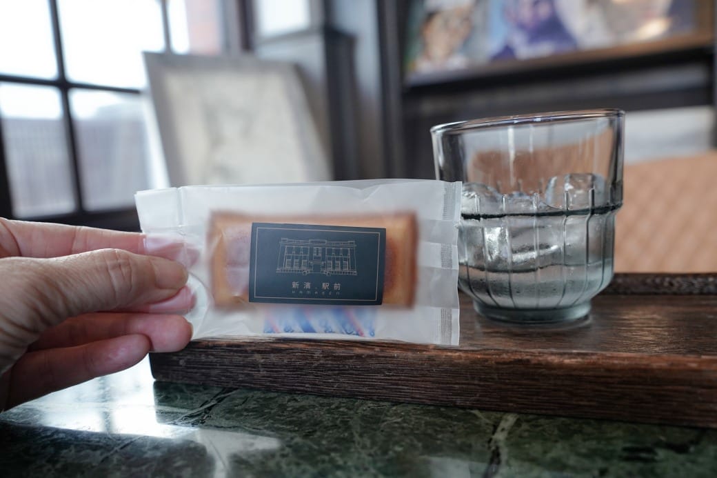 高雄西子灣咖啡廳｜新濱・駅前，百年古蹟舊三和銀行變咖啡廳不限時免服務費，還可以聽黑膠唱片音樂