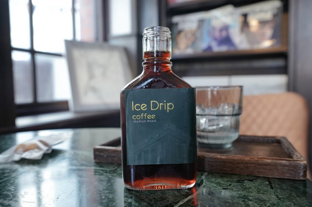 高雄西子灣咖啡廳｜新濱・駅前，百年古蹟舊三和銀行變咖啡廳不限時免服務費，還可以聽黑膠唱片音樂