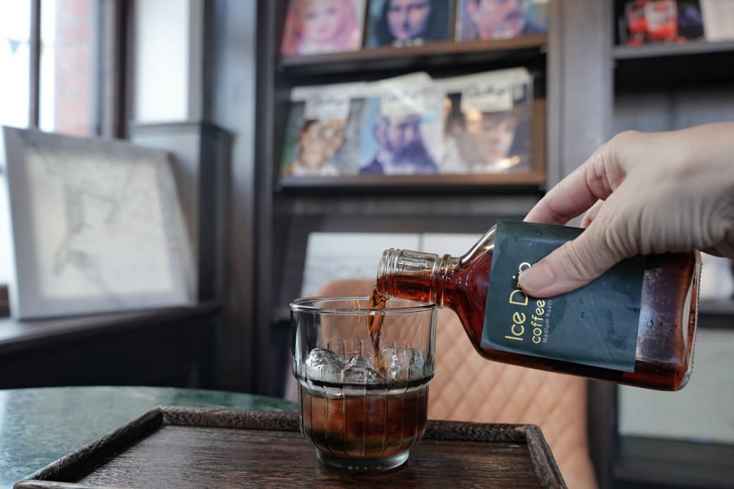 高雄西子灣咖啡廳｜新濱・駅前，百年古蹟舊三和銀行變咖啡廳不限時免服務費，還可以聽黑膠唱片音樂