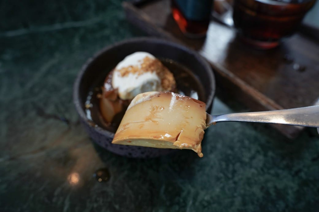 高雄西子灣咖啡廳｜新濱・駅前，百年古蹟舊三和銀行變咖啡廳不限時免服務費，還可以聽黑膠唱片音樂