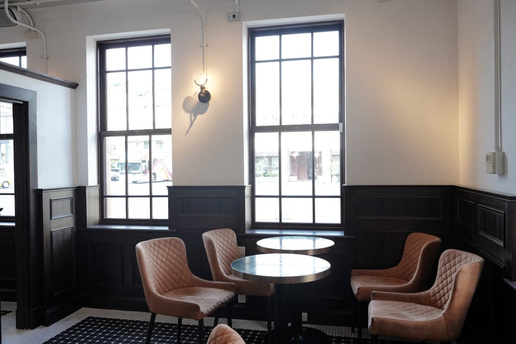 高雄西子灣咖啡廳｜新濱・駅前，百年古蹟舊三和銀行變咖啡廳不限時免服務費，還可以聽黑膠唱片音樂