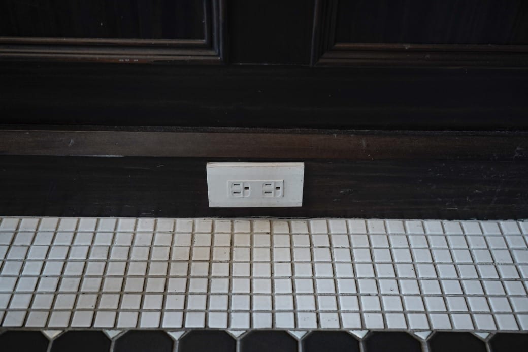 高雄西子灣咖啡廳｜新濱・駅前，百年古蹟舊三和銀行變咖啡廳不限時免服務費，還可以聽黑膠唱片音樂