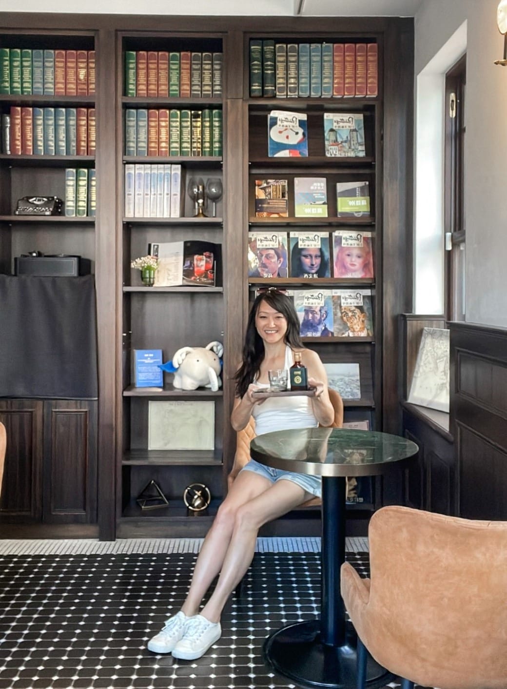 高雄西子灣咖啡廳｜新濱・駅前，百年古蹟舊三和銀行變咖啡廳不限時免服務費，還可以聽黑膠唱片音樂