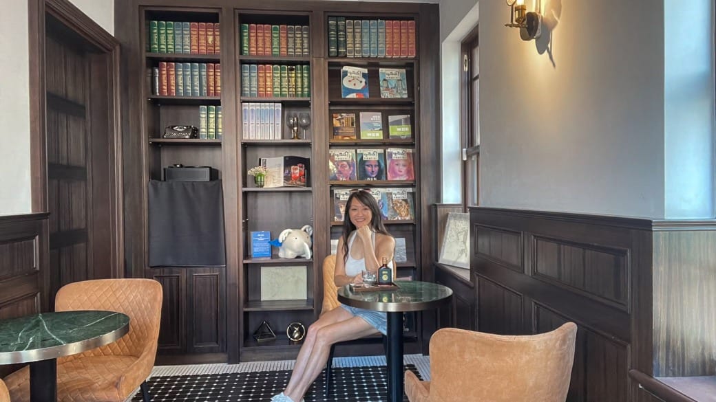 高雄西子灣咖啡廳｜新濱・駅前，百年古蹟舊三和銀行變咖啡廳不限時免服務費，還可以聽黑膠唱片音樂