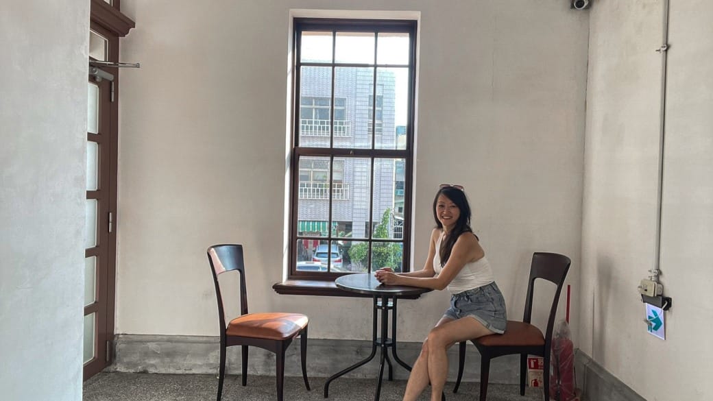 高雄西子灣咖啡廳｜新濱・駅前，百年古蹟舊三和銀行變咖啡廳不限時免服務費，還可以聽黑膠唱片音樂