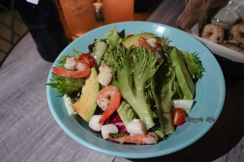 高雄Sauga鯊加碼頭餐酒館，無敵海景夕陽晚霞，約會景點露天面海第一排，隱藏在碼頭裡面的IG打卡景觀餐廳