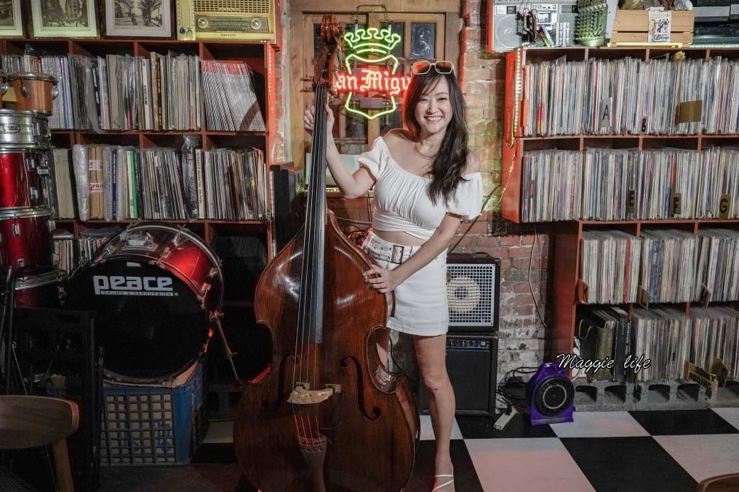 黑膠咖啡Vinyl decision，隱藏在華山紅磚區的黑膠咖啡廳，週六有現場爵士演奏還不收門票，氣氛好CP值超高