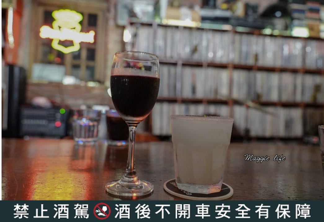 黑膠咖啡Vinyl decision，隱藏在華山紅磚區的黑膠咖啡廳，週六有現場爵士演奏還不收門票，氣氛好CP值超高