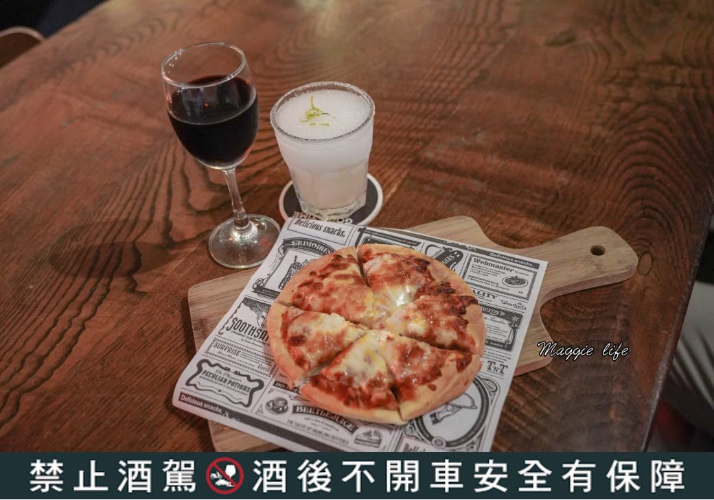 黑膠咖啡Vinyl decision，隱藏在華山紅磚區的黑膠咖啡廳，週六有現場爵士演奏還不收門票，氣氛好CP值超高