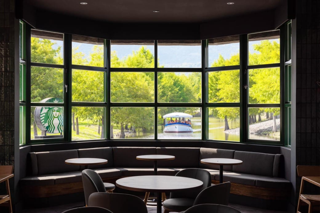 花蓮a2水岸園區，星巴克花蓮理想門市，全國唯一童話森林星巴克超夢幻，試營運期間免費入園